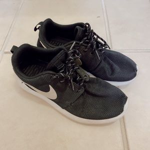 Nike black Roshe sneaker, US women 7